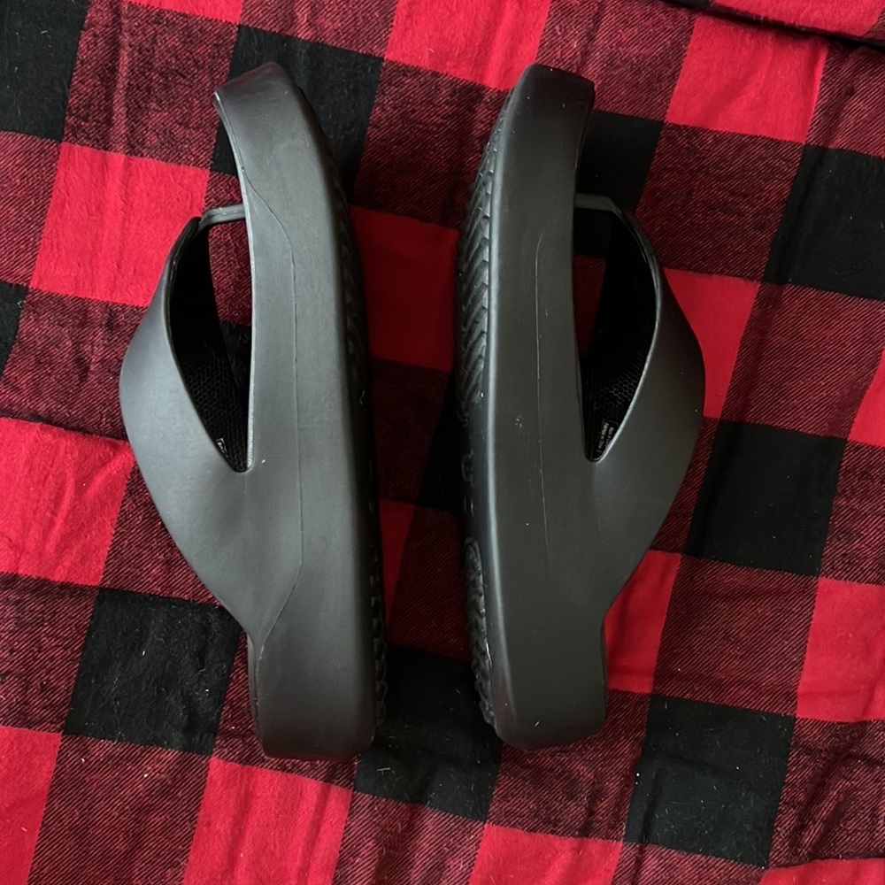 Crocs high black slides / slippers size 8 - Picture 3 of 4